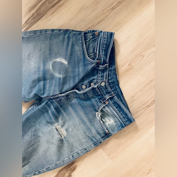 Levi’s VINTAGE 501 Jeans | Medium Wash, Destroyed - Picture 4 of 9